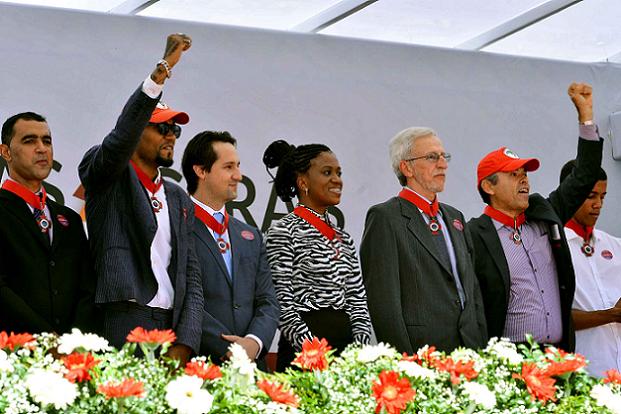 Medalha da Diversidade: à esquerda, o diretor Odair Nunes de Almeida, ao lado do cantor Flávio Renegado. Na outra ponta, o estudante Arthur de Oliveira Abranches, que passou em 7 universidades americanas. No centro, a professora da rede municipal de BH, Luana Tolentino. Foto: Carlos Alberto/Imprensa MG