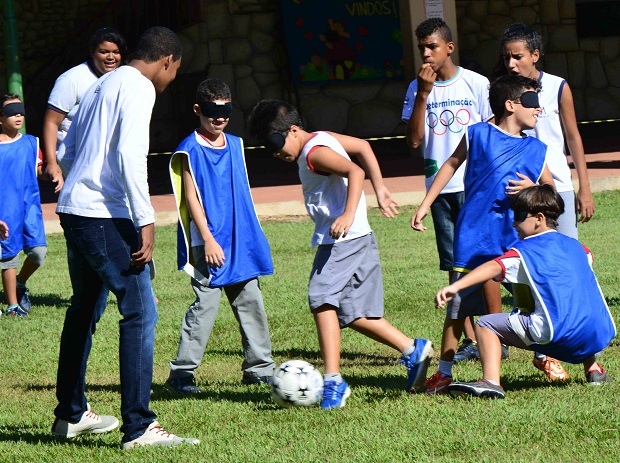 Estudantes praticam Goalball, um jogo para deficientes visuais, utilizando vendas nos olhos. Foto: Carlos Alberto /Imprensa–MG