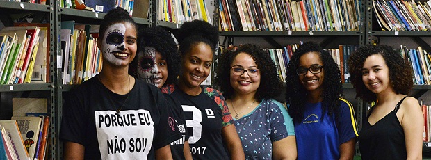 Alunas e professora da Escola Estadual Nair Mendes Moreira, em Contagem. Foto: Carlos Alberto/Imprensa MG