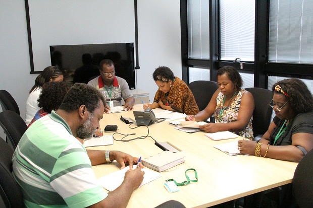 Em grupos, os integrantes do GT discutem os eixos temáticos. Foto: Geanine Nogueira ACS/SEE