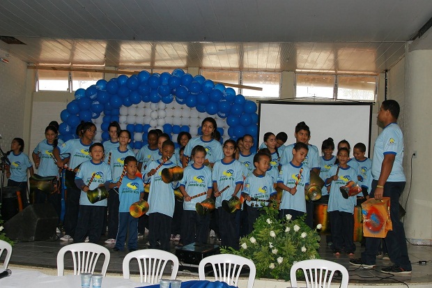 Estudantes durante apresentação na abertura da 13ª edição do Forpaz. Crédito: Divulgação SRE Guanhães