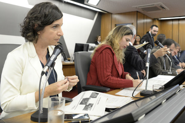 Secretária Julia Sant’Anna durante pronunciamento na ALMG. Foto: Guilherme Bergamini/ALMG