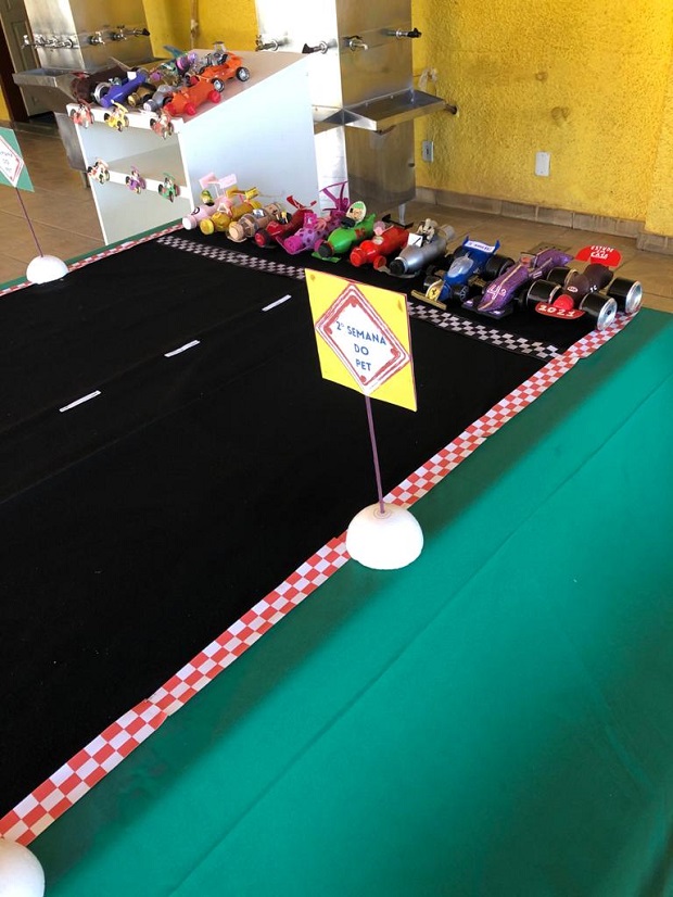 Carrinhos feitos pelos alunos representam as turmas na corrida virtual. Foto. Acervo da escola 