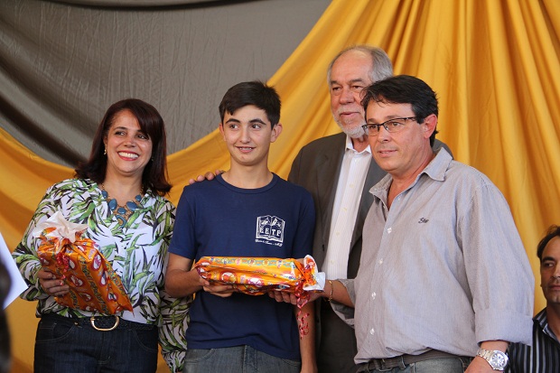 Durante visita, alunos da escola que se destacaram na Obmep foram homenageados. Foto Rose de Paula ACS/SEE