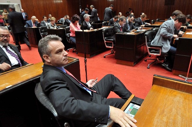 Profissionais da Educação terão reajuste de 5% e servidores de carreira também terão progressão de 2,5%. Foto: Willian Dias  ALMG