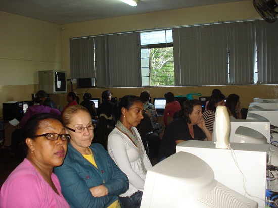 Educadores da SRE de Nova Era participam de curso de informática. Foto: Arquivo ACS/SEE