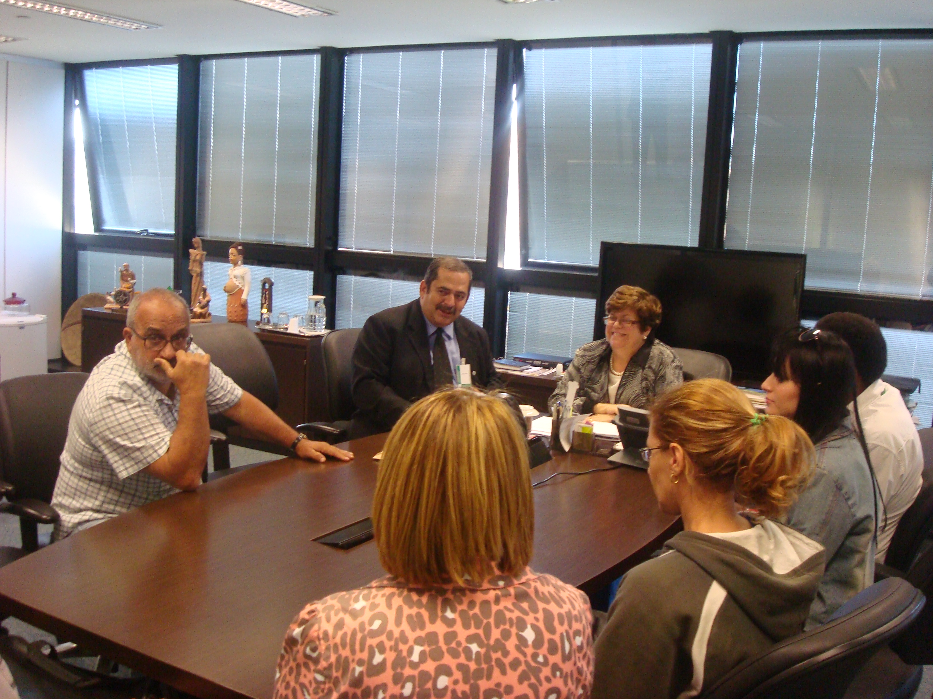 Secretária de Estado assegura aos pais que não haverá perda de ano letivo. Foto: Geanine Nogueira