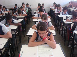 Alunos da EE Juscelino Kubitschek fazem provas nos períodos da tarde e da noite. Foto: Geanine Nogueira ACS SEE