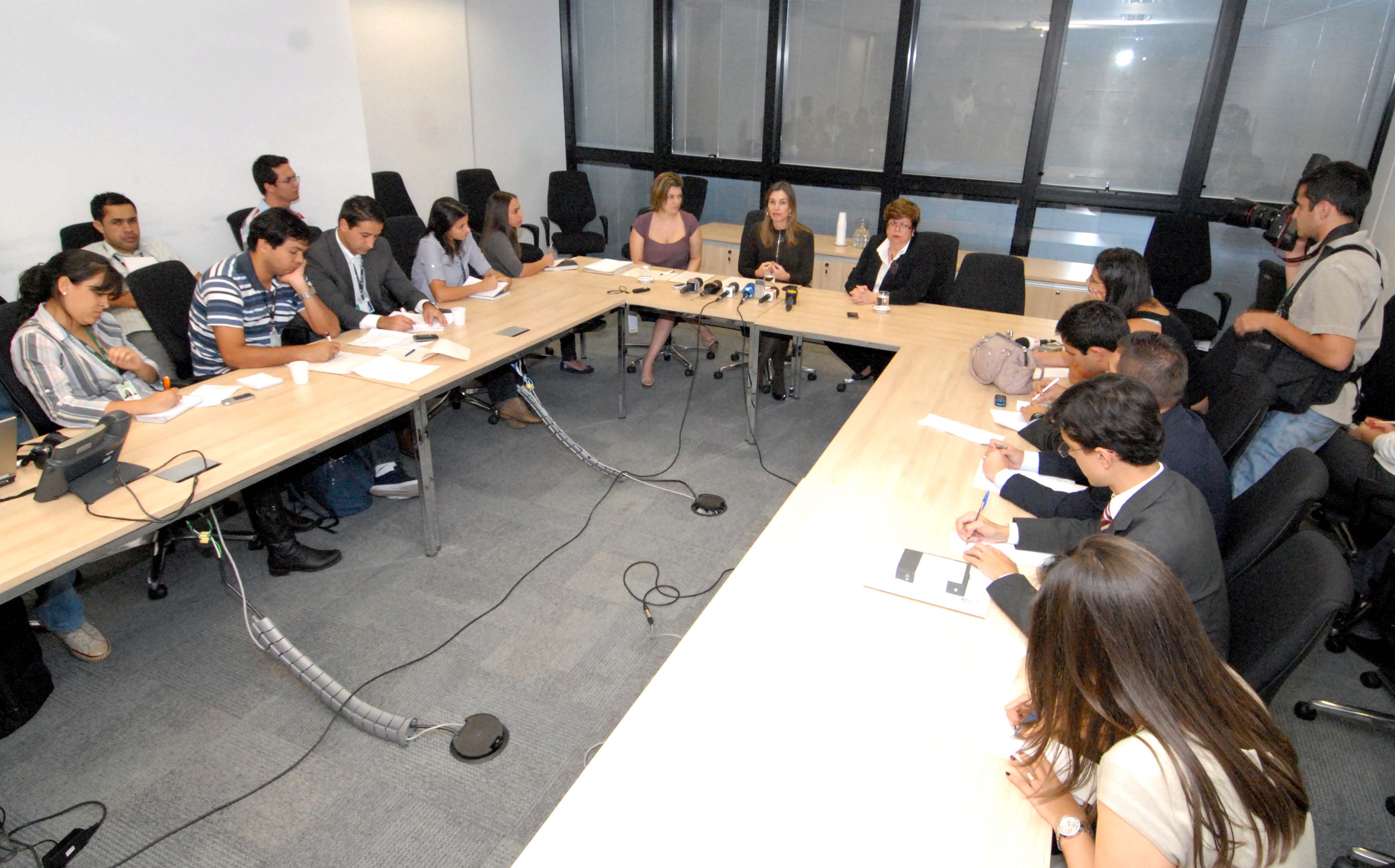 Entrevista reunião diversos jornalistas e veículos de imprensa. Foto: Renato Cobucci