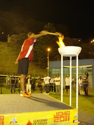 Tocha marca o início das competições. Foto: Hudson Menezes