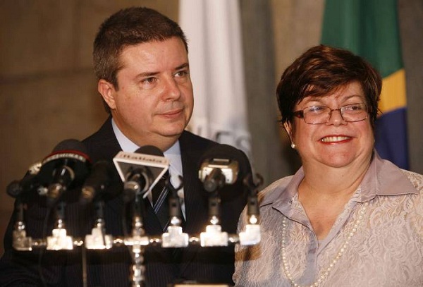 Governador, Antonio Anastasia, e secretária de Estado de Educação, Ana lúcia Gazzola, anunciam os resultados do Proalfa 2011. Foto: Lúcia sebe Secom MG