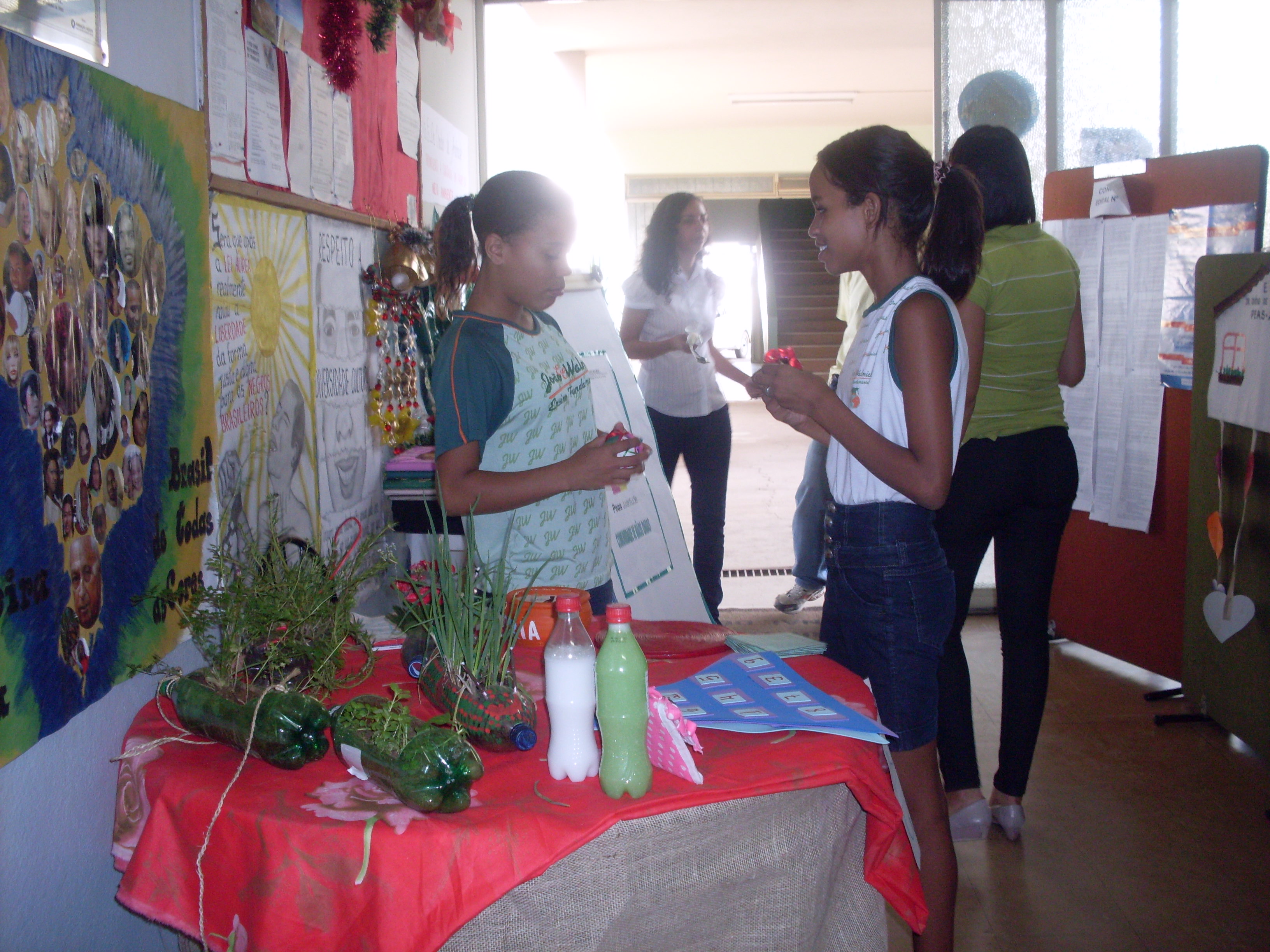 Estudantes apresentam seus projetos para comunidade. Foto: Arquivo ACS/SEE