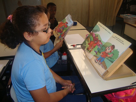Aluna da Escola Estadual Doutor Gomes Freire, em Mariana, utiliza o kit de baixa visão. Crédito: Arquivo da Escola