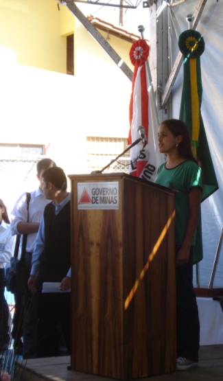 Estudante Deljane declamou sua poesia na inauguração da escola. Foto: Hudson Menezes ACS SEE