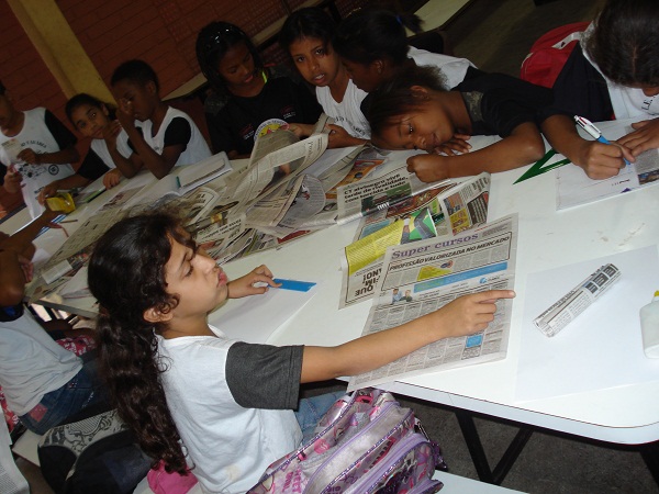 Jornais e revistas são usados para incentivar o hábito da leitura na EE Necésio Tavares. Foto: Hudson Menezes ACS/SEE