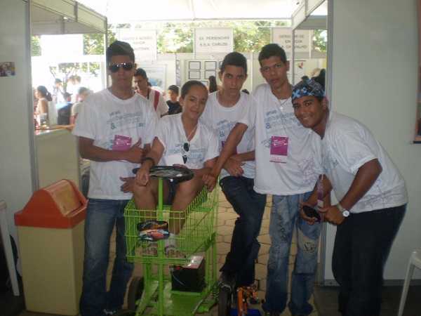 Estudantes exibem o robô Scorpion, que rendeu bom resultado na última edição da feira. Foto: Arquivo da Escola
