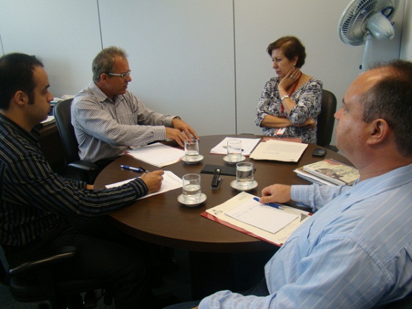 Secretária-adjunta Maria Ceres Pimenta Spínola se reune com representantes do Sindpúblicos. Foto: Divulgação/Sindpúblicos