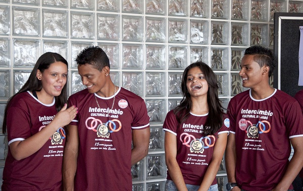 O papel e a caneta dão lugar à conversa em encontro do Intercâmbio Cultural BH -Jabó. Foto: Amanda Lelis ACS SEE