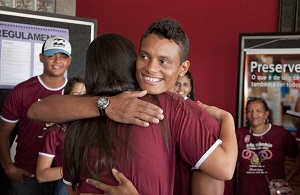 Daniele e Henrique se conhecem após quase um ano de correspondência. Foto: Amanda Lelis ACS SEE