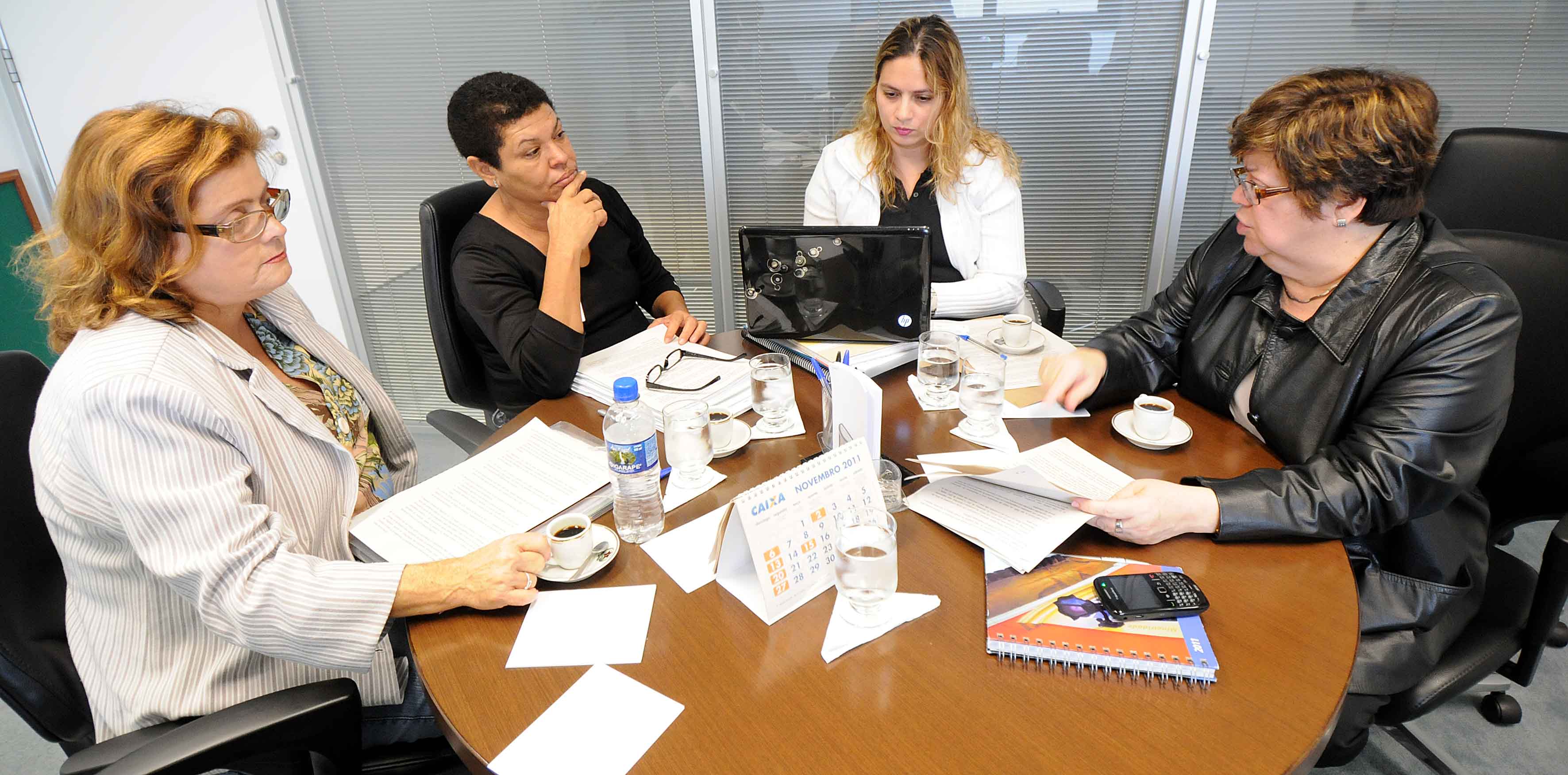 Secretaria de Educação Ana Lúcia Gazzola em reunião com as dirigentes do SindUTE/MG, Beatriz Cerqueira, Leocini Pereira e Feliciana Saldanha. Foto: Carlos Alberto/SECOM