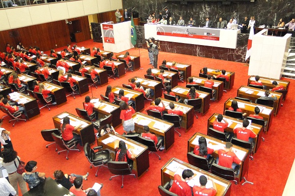 Estudantes do ensino médio discutem propostas par a prevenção ao uso de drogas. Foto: Escola do Legislativo da Câmara Municipal de Belo Horizonte
