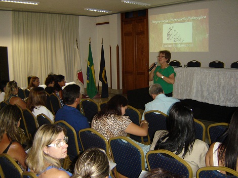 A superintendente de Desenvolvimento da Educação Infantil e Ensino Fundamental, Maria das Graças Pedrosa Bittencourt, palestrou sobre 'A Arte de Liderar e Construir Excelência em Educação'. Foto: Arquivo da SRE