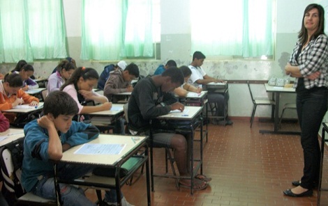 Alunos da EE Professora Francisca Pereira Rodrigues, em Piraúba, durante a realização das provas em 2011. Foto: Arquivo da Escola