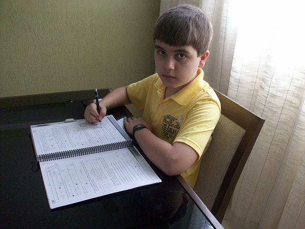 O estudante Mateus Pinheiro Lima, da EE João de Freitas Neto, em Montes Claros, participa do Programa de Iniciação Científica Jr.