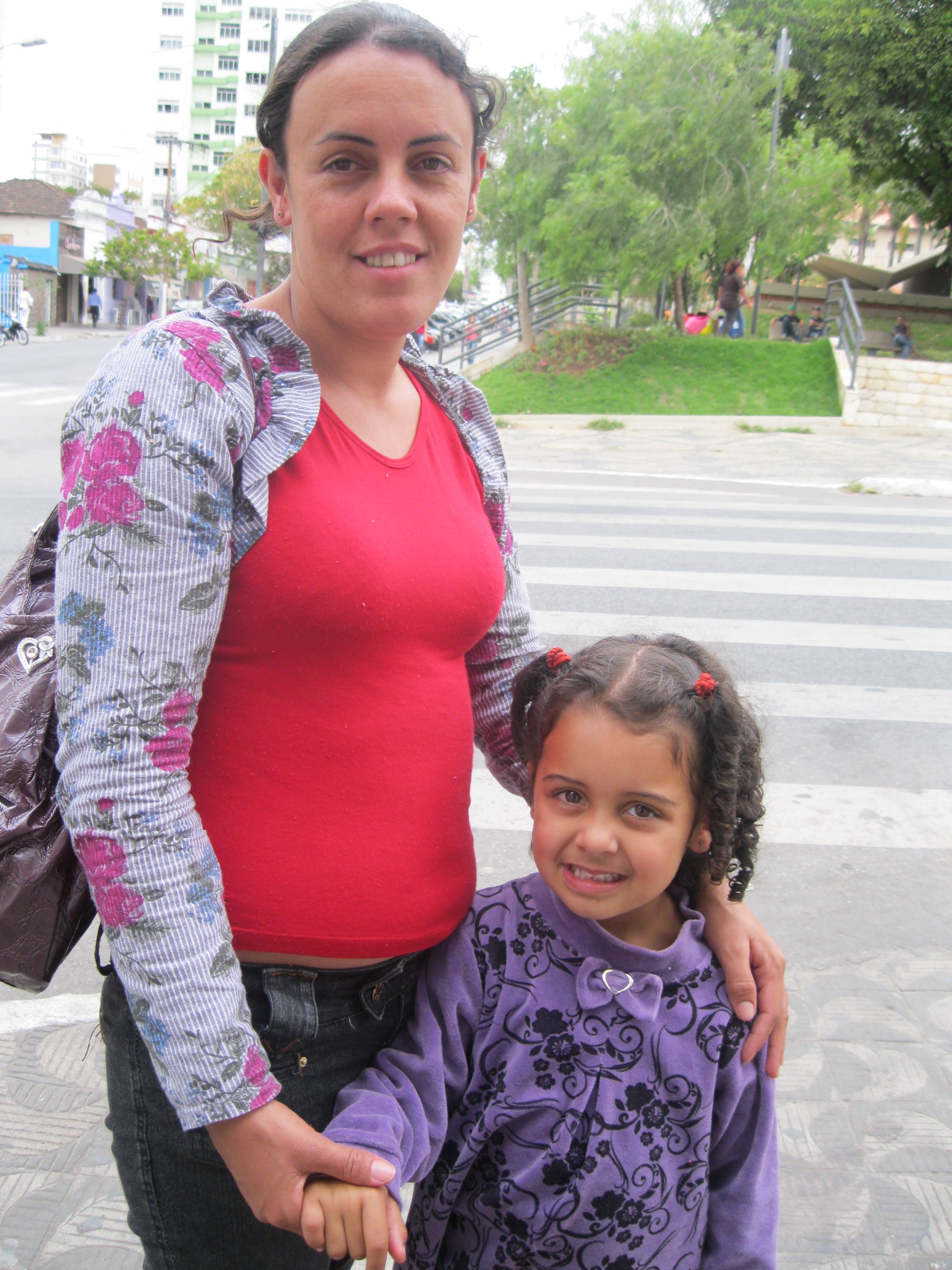 Para a mãe Claudinéia, a promoção da cultura da paz nas escolas é uma discussão oportuna e que podem beneficiar a estudantes como sua filha Yasmin. Foto: Suellen Valverde ACS SEE