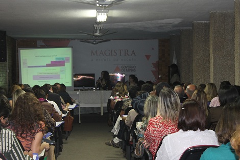 Jennifer Barbiracki apresentou o sistema educacional americano para os gestores. Foto: Geanine Nogueira ACS/SEE