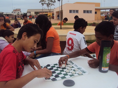 Estudantes aprendem a jogar damas, xadrez e outros jogos de tabuleiro na escola. Foto: Arquivo Escola