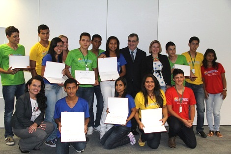 Os alunos das quatro escolas vencedoras do concurso Projeto de Inovação Tecnológica (Inotec), da Secretaria de Estado de Ciência, Tecnologia e Ensino Superior (Sectes), na Cidade Administrativa. Foto: Bárbara Camargo ACS/SEE
