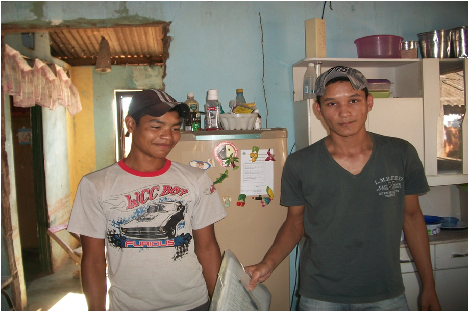 Agente educacional do programa Professor da Família, da Secretaria de Estado de Educação, em visita domiciliar, em Arinos. Lá funciona a Escola Estadual Professor Benevides, que passou a oferecer Educação de Jovens e Adultos. Fotos: Arquivo SEEMG 