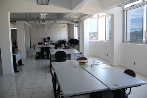 Novo prédio conta com salas mais arejadas, como esta da equipe do Programa de Intervenção Pedagógica. Foto: Hudson Menezes ACS SEE