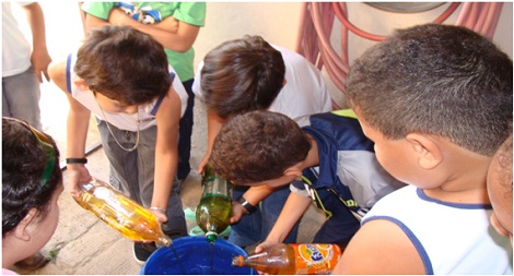 Projeto incentiva pais e alunos a dar a destinação correta ao óleo de cozinha. Foto: Arquivo Escola