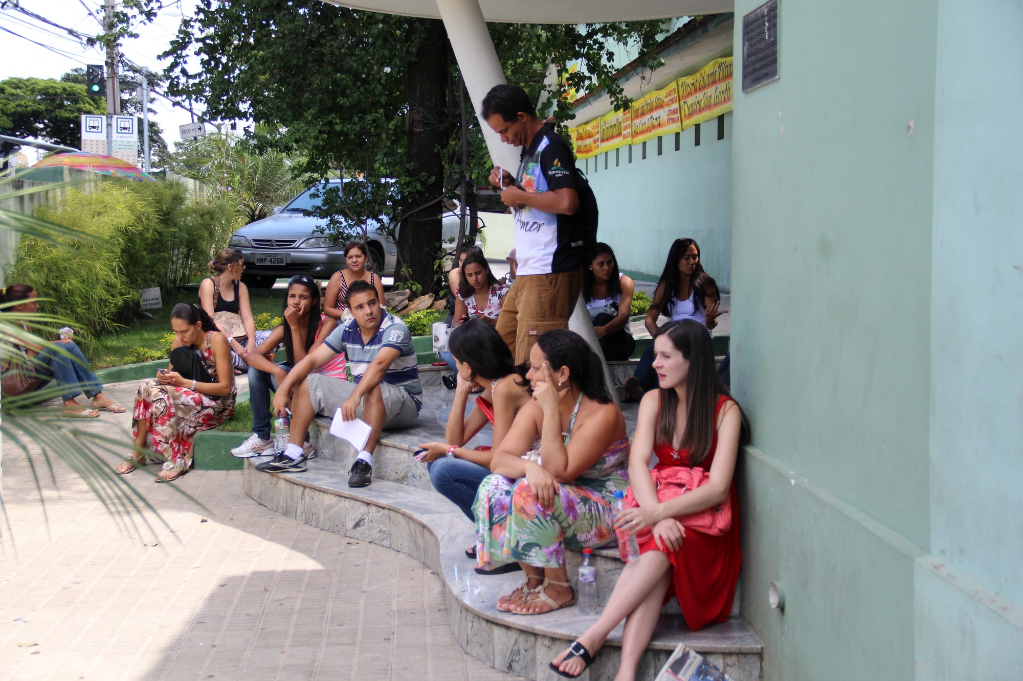 04-03-12-candidatos-aguardam-do-lado-de-fora-da-ee-mauricio-murgel