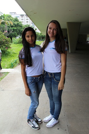 As estudantes Karen (esquerda) e Izabela (direita) destacam a diversidade dos alunos como o ponto forte da escola. Foto: Hudson Menezes ACS SEE