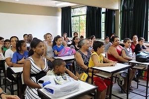 Pais acompanharam os filhos no primeiro dia de aula. Foto: Geanine Nogueira ACS SEE