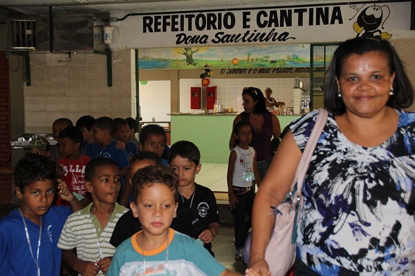 Com início da vida escolar, professora se torna a mais nova companheira das crianças. Foto: Geanine Nogueira ACS SEE