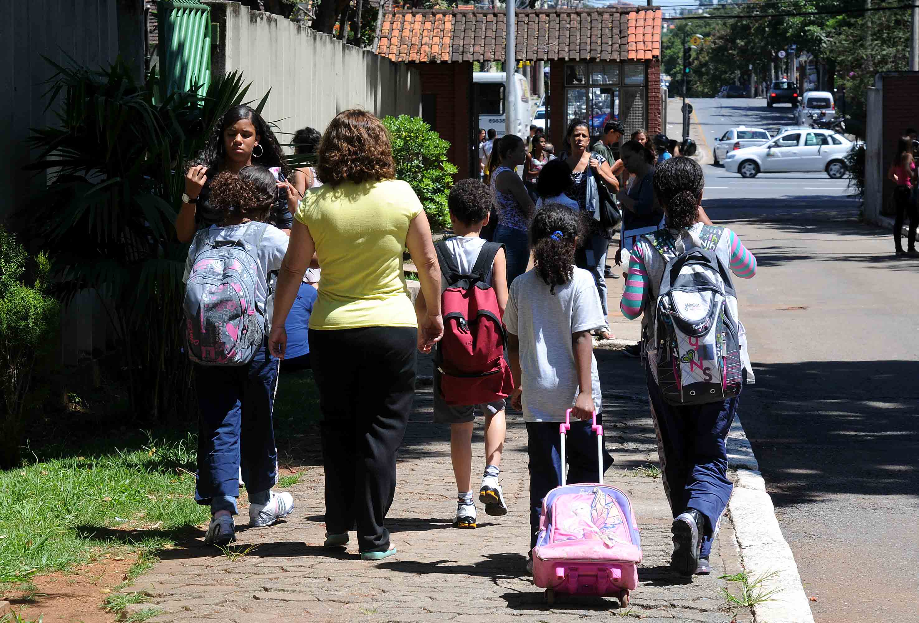 Pais acompanharam estudantes no primeiro dia de aulas. Foto: Osvaldo Afonso