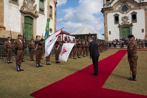 No Dia de Minas, governador passa em revista à Guarda, momento simbólico da solenidade. Foto: Hudson Menezes ACS SEE