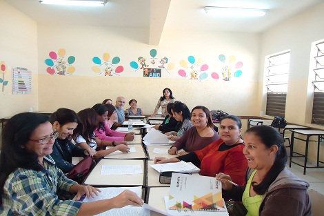 Em Sete Lagos, educadores da Escola Estadual Cândido Azeredo discutem estratégias de aprimoramento do ensino. Foto: Arquivo Escola