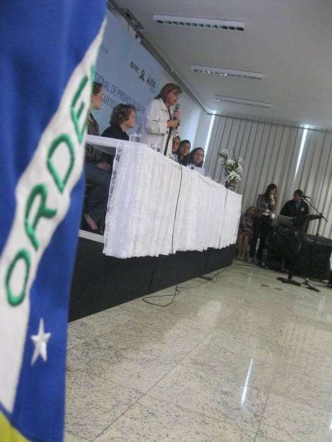 Secretária-adjunta de Estado de Educação abre os trabalhos do último dia de discussão. Foto: Suéllen Valverde