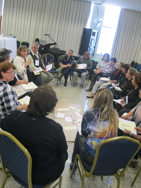 Subgrupos discutem situações fictícias para compreender o funcionamento da rede. Foto: Suéllen Valverde 