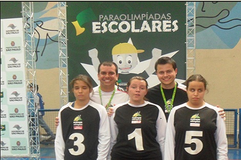 Estudantes com deficiência visual no goalball. Foto: Secretaria de Estado de Esporte e Juventude