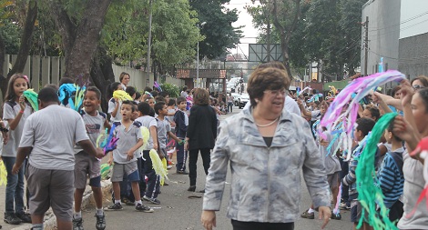 Ana Lúcia Gazzola foi recebida pelos alunos da EE Leon Renault, em Belo Horizonte. Foto: Geanine Nogueira ACS/SEE