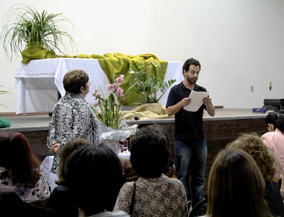 Secretária foi homenageada pelo funcionários da SRE de Divininópolis no final da reunião de trabalho. Foto: Bárbara Camargo