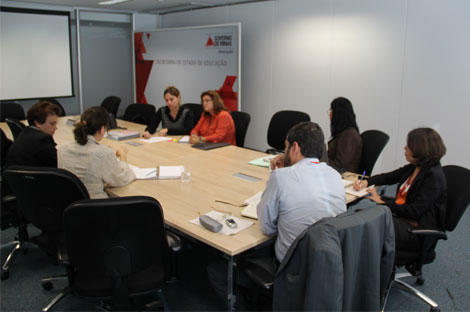 Representantes do Governo e do Sind-UTE/MG analisaram proposta de texto da resolução para a concessão de afastamento em férias-prêmio. Foto: ACS/SEE