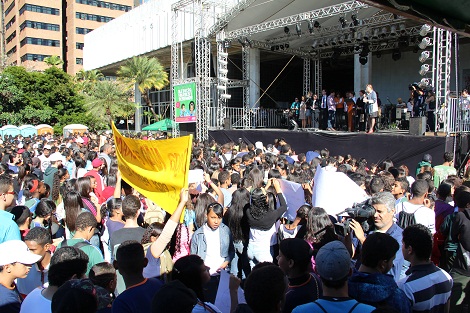 Alunos de 55 escolas estaduais e municipais da região metropolitana de Belo Horizonte participaram de solenidade nesta manhã no Espaço Democrático da ALMG. Foto: Hudson Menezes