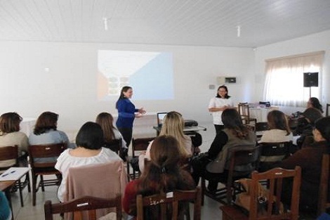 Na SRE de Patos de Minas, bem como nas demais Superintendência do estado, os educadores foram capacitados para a escolha do livro didático. Foto: SRE Patos de Minas